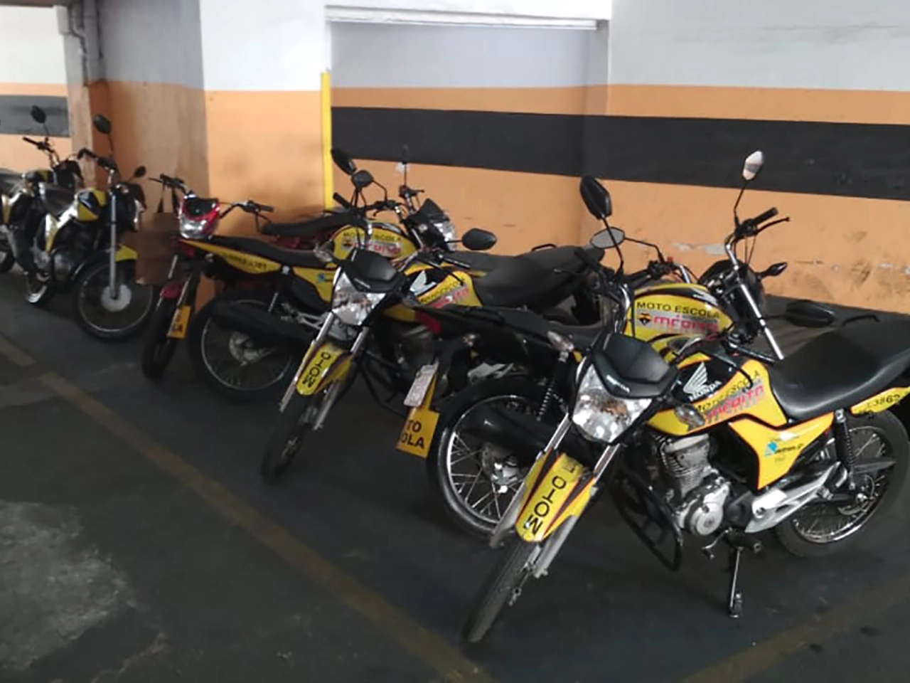 Motos de aula da Auto Escola Mérito estacionadas